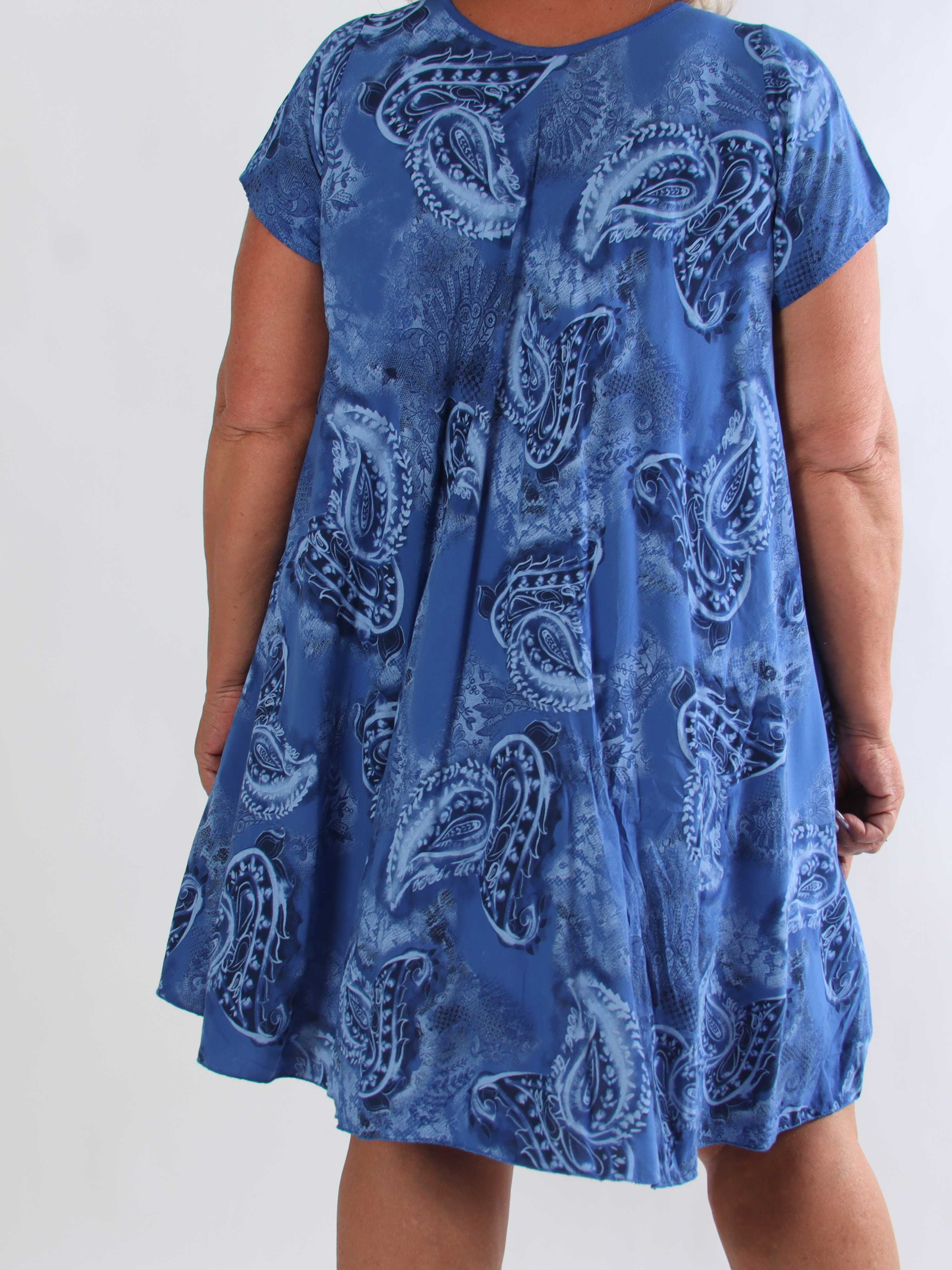 Roselin - Kort plus size t-shirtkjole i viskose med mønster
